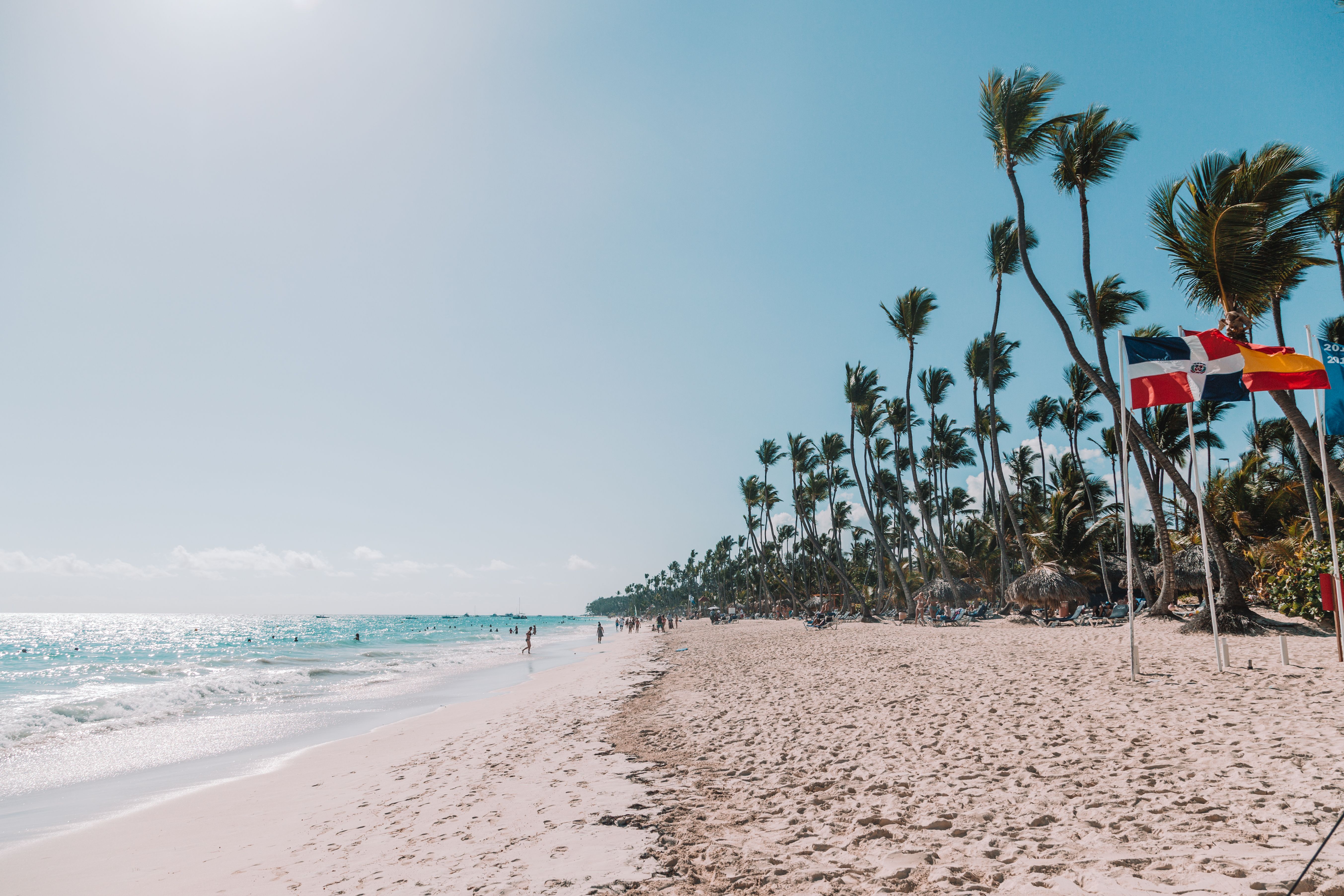 Playa con palmeras en el Caribe